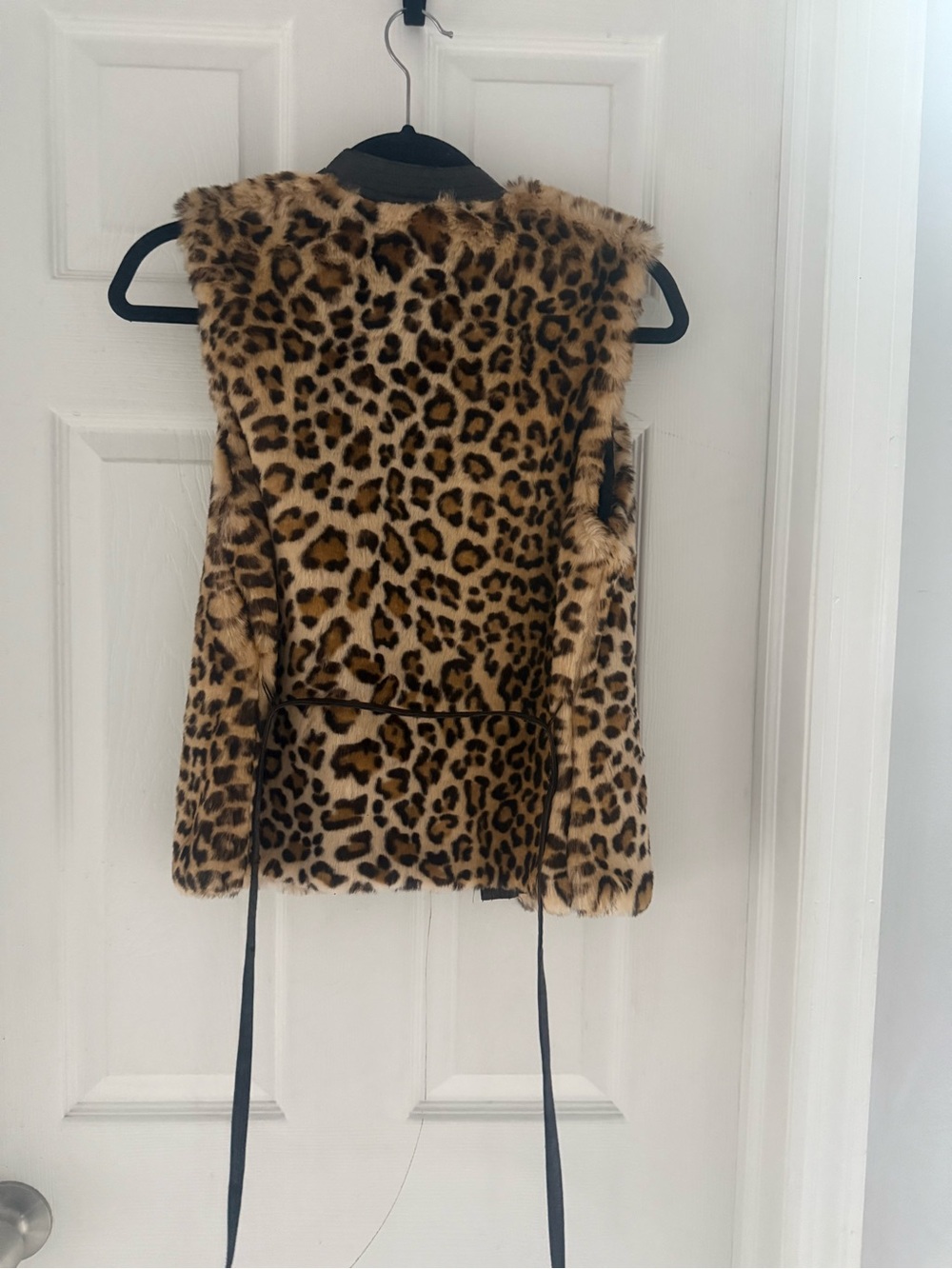 Cache Leopard-Print Faux Fur Vest with Black Trim and Gold Chain Accent - Picture 3 of 7